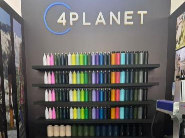Como Kudike resolveu os desafios de personalização multicolorida e de pequenos lotes da 4planet para garantir sua participação bem-sucedida na exposição?